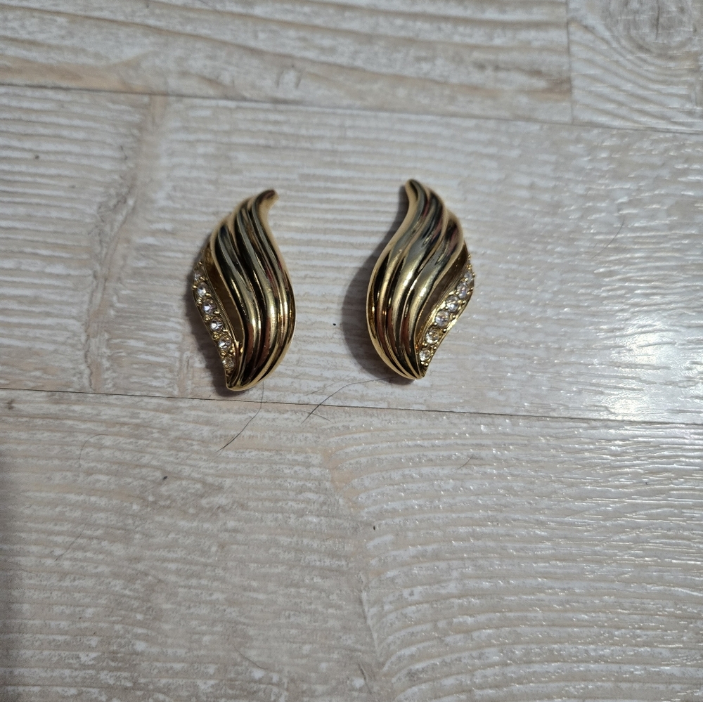 Vintage Gold Tone Clip On Earrings